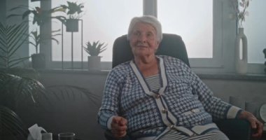 Psikoterapi ofisindeki yaşlı hasta. Terapi seansında kadın psikologla zihinsel sorunlar hakkında konuşur, danışmanlık seansında çözümler bulur. Psikoloji ve akıl sağlığı kavramı.