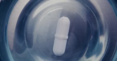 Modern ekipmanlara sahip tıp laboratuvarı: Cam şişede dönen ve sıvı maddeleri karıştıran manyetik karıştırıcının üst görüntüsü. Uyuşturucu ya da aşı geliştirme. Yüksek teknoloji laboratuvar cihazı. Görüntüyü Kapat.