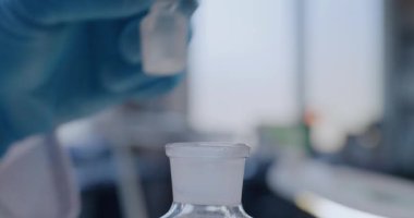 Gelişmiş tıp bilimi laboratuvarı: pipetten cam şişeye sıvı döken kimyagerlere yakın çekim. Profesyonel bilim adamı kimyasal araştırmalar yapıyor, laboratuvar ekipmanları kullanarak ilaç geliştiriyor. Kimya