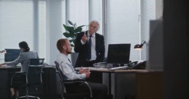 Modern ofiste: Analitik bölüm başkanı ile mali strateji müdürü arasındaki tartışma. Kişisel bilgisayar ekranı sermaye ve hisse senedi piyasası gösteriyor. Uluslararası borsa şirketi.