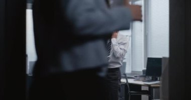 Ciddi profesyonel borsacı, borsacı telefonda iş müşterisiyle konuşuyor. Şirketin kıdemli patronu yakınlarda duruyor ve konuşmaları dinliyor. Modern ofiste çalış..