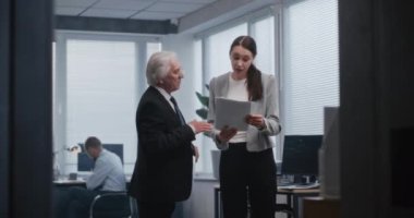 Uluslararası şirketin finans departmanında takım çalışması. Çeşitli meslektaşlar alım satım, satış işlemleri ve ticaret şirketi için kârlı bir strateji konularını tartıştılar. Modern ofiste çalış..