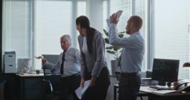 Şirketin modern ofis odasında: Çeşitli şirket çalışanlarından veya tüccarlarından oluşan mutlu, heyecanlı bir ekip başarılı bir iş anlaşması veya yatırım stratejisini kutluyor, alkışlıyor ve kutluyor. Yavaş Hareket.