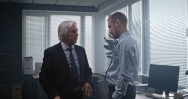 Uluslararası bankanın modern ofisinde, saldırgan patronun gazeteleri kontrolden çıkıyor ve adama bağırıyor. Kıdemli takım lideri, başarısız iş anlaşması yüzünden erkek şirket çalışanıyla tartışıyor. Yavaş Hareket.