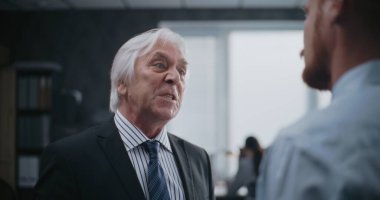 Modern ofiste agresif patron sinirine hakim olamıyor, erkek şirket çalışanlarına bağırıyor. Kıdemli takım lideri ve finans uzmanı başarısız iş anlaşması konusunda tartıştılar. Uluslararası şirket. Yavaş Hareket.