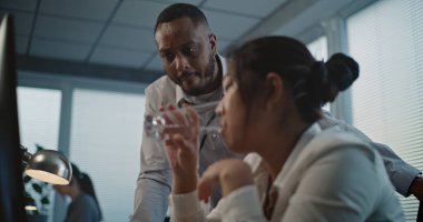 Merkezi ara: yorgun Asyalı kadın yardım masası uzmanının başını tutup stres yapmasını engelle. Afrikalı Amerikalı çalışanlar meslektaşlarını destekliyor. Akıl sağlığı yardım hattı. Çevrimiçi müşteri servisi.