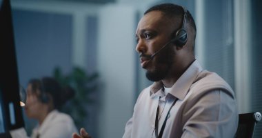 Psikolojik yardım hattı çağrı merkezi: Afrika-Amerika kriz yardım hattını çevrimiçi çağrı sırasında konuşarak, zihinsel sağlık desteği sağlayarak kapatınız. İntihar önleme servisi.