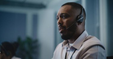 Psikolojik yardım hattı çağrı merkezi: Afrika-Amerika kriz yardım hattını çevrimiçi çağrı sırasında konuşarak, zihinsel sağlık desteği sağlayarak kapatınız. İntihar önleme servisi.