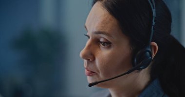 Ruh sağlığı hattının modern çağrı merkezi: Kafkas yardım hattının kişilerle konuşma, çevrimiçi danışmanlık, psikolojik destek ve duygusal destek sağlama uzmanının kapatılması.