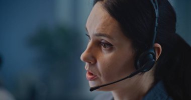 Ruh sağlığı hattının modern çağrı merkezi: Kafkas yardım hattının kişilerle konuşma, çevrimiçi danışmanlık, psikolojik destek ve duygusal destek sağlama uzmanının kapatılması.