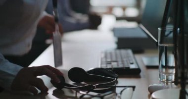 Modern çağrı merkezi: Asyalı bayan teknik destek operatörünün bilgisayarda oturup kulaklık takması. Çevrimiçi müşteri hizmetleri sağlayan çok ırklı yardım hattı uzmanları..