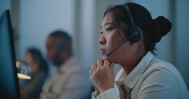 Ruh sağlığı hattının modern çağrı merkezi: Asya yardım hattının kulaklık dinleme uzmanı portresini kapatın, çevrimiçi danışmanlık, psikolojik destek ve duygusal destek sağlama.