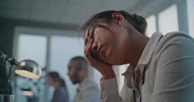 Merkezi ara, yorgun Asyalı kadının başını tutup, müşteriyle konuştuktan sonra strese girmesini kapat. Ruh sağlığı destek hattında çalışan kadın yardım hattı operatörü. Çevrimiçi müşteri servisi.