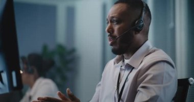 Psikolojik yardım hattı çağrı merkezi: Afrika-Amerika kriz yardım hattını çevrimiçi çağrı sırasında konuşarak, zihinsel sağlık desteği sağlayarak kapatınız. İntihar önleme servisi.