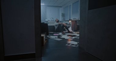 Depresyondaki iş adamının başarısız iş anlaşmasından sonra öfkeyle yerde oturması ya da kötü haber alması. Mahvolmuş ofis odasında stresli bir ofis çalışanı. Finansal kriz ya da kovulma.