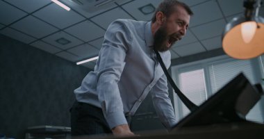 Saldırgan ofis çalışanlarının bilgisayar monitörlerini klavyeyle parçalamaları, masaüstlerinden kağıt atmaları ve çığlık atmaları. Öfkeli iş adamı öfkeden kuduruyor. Finansal kayıp veya kovulma.