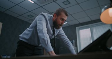 Saldırgan ofis çalışanlarının bilgisayar monitörlerini klavyeyle parçalamaları, masaüstlerinden kağıt atmaları ve çığlık atmaları. Öfkeli iş adamı öfkeden kuduruyor. Finansal kayıp veya kovulma.