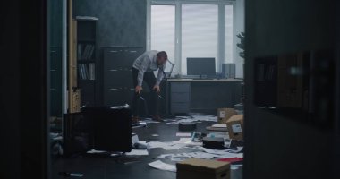 Saldırgan iş adamlarının öfkeden kudurduğu bir sahne. Öfkeli ve kızgın bir ofis çalışanı dosyaları ve kağıtları raftan atar, bağırır ve ofis odasını dağıtır. Finansal kriz ya da kovulma.