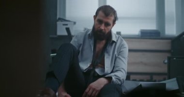 Depresyondaki işadamı, başarısız iş anlaşmasından sonra öfke nöbeti geçirdikten sonra yerde oturuyor. Üzgün ofis çalışanı ofis odasını dağıttıktan sonra derin derin nefes alıyor. Finansal kriz ya da kovulma. İş patlaması.