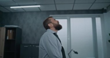 Öfkeli ofis çalışanı sinirlenir, bağırır, ofis odasını dağıttıktan sonra gergin bir şekilde yürür. Başarısız iş anlaşmasından sonra öfke nöbeti geçiren agresif iş adamı. Finansal kriz ya da kovulma. İş patlaması.