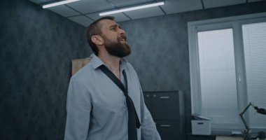 Öfkeli ofis çalışanı sinirlenir, bağırır, ofis odasını dağıttıktan sonra gergin bir şekilde yürür. Başarısız iş anlaşmasından sonra öfke nöbeti geçiren agresif iş adamı. Finansal kriz ya da kovulma. İş patlaması.