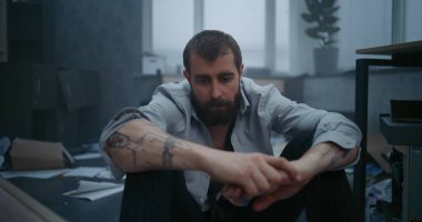 Hüsrana uğramış ofis çalışanı mahvolmuş ofis odasında yerde oturuyor. Başarısız iş anlaşmasıyla ya da kötü haber almasıyla oluşan öfke üstüne depresif iş adamı. Finansal çöküş. İş yerinde yanma.