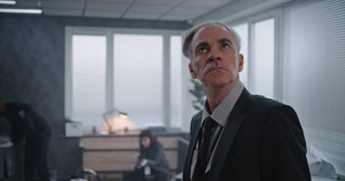 Ofis soygunu davası: suç araştırma ekibi çalışıyor. Erkek dedektif olay yerini inceliyor, kadın adli tıp uzmanı ipuçlarının fotoğrafını çekiyor, Afrikalı Amerikalı polis memuru parmak izlerini arıyor..