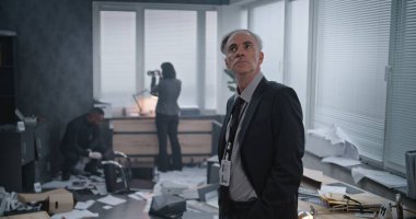 Ofis soygunu vakası, olay yerini inceleyen erkek dedektifin medyum görüntüsü. Kadın kriminalist ipuçlarının ve kanıtların fotoğraflarını çekiyor, Afro-Amerikan polisi arka planda parmak izlerini arıyor.