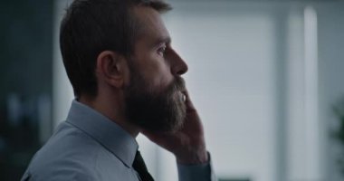 Modern ofis odası: İş ortaklarıyla telefonda konuşurken yan görünüm portresi. Ofis çalışanı işten atılma ya da telefon üzerine başarısız mali anlaşma hakkında kötü haber alır ve sinirlenir..