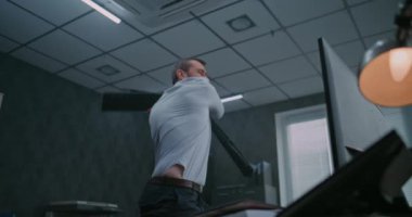 Saldırgan ofis çalışanlarının bilgisayar monitörlerini klavyeyle parçalamaları, masaüstlerinden kağıt atmaları ve çığlık atmaları. Öfkeli iş adamı öfkeden kuduruyor. Finansal kayıp veya kovulma.