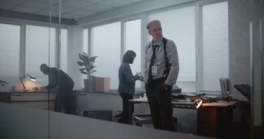 Ofis soygunu ya da cinayet, olay yerindeki soruşturma ekibi. Kadın adli tıp uzmanı delillerin fotoğraflarını çeker, sonra da erkek dedektifle konuşur. Afrikalı Amerikalı polis parmak izi arıyor..