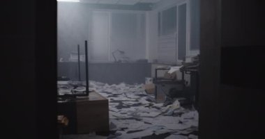 Gece banka soygunu ya da cinayet davası, olay yerine dağılmış evraklar ve ofis ekipmanları. Numaralı işaretler altında kanıt. Suç dizisi ya da dedektif filmi. Suç soruşturması konsepti. Doli Vuruşu.