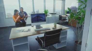 Çeşitli yaratıcı tasarımcılar ofis odası yapmak için dijital tablet bilgisayar ve geliştirilmiş gerçeklik yapay zekası iç tasarım yazılımı kullanır. Mobilya ve dijital ekipmanların üç boyutlu grafikleri. VFX canlandırması.