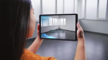 Asyalı kadın tasarımcı ofis çalışma alanını tasarlamak için tablet bilgisayar ve sanal gerçeklik tasarım uygulaması kullanır. Tablet ekranı AI oluşturucu yazılım taramasını ve 3D mobilya ile tasarım yaratmayı gösterir.