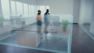 Sanal gerçeklik kulaklıklarındaki yaratıcı tasarımcılardan oluşan çeşitli takımlar şık ofis odaları inşa etmek için geliştirilmiş gerçeklik tasarım yazılımı kullanıyorlar. Üç boyutlu mobilya ve dijital ekipman. VFX canlandırması.