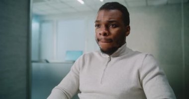 Afrika kökenli Amerikalı bir adam ileri düzey bir ofiste çalışır: klavyede başarılı pazarlama uzmanı ya da müşteri yöneticisi tipleri, müşteri ya da iş ortağıyla bilgisayar kullanarak anlaşma hakkında sohbet. E-ticaret. Odaklanmayı Düzenle.