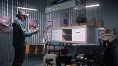 Modern atölye: AR kulaklık takan profesyonel bir zanaatkar veya tasarımcı yapay zeka kullanıcı arayüzü ile uygulamayı kullanarak sanal ortamda rafları birleştirir. Holografik mobilyaların 3 boyutlu animasyonu. Artırılmış gerçeklik.