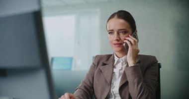 Kadın pazarlama uzmanı ya da E-ticaret müdürü iş ortağıyla anlaşma hakkında konuşur, cep telefonunda müşteriye danışır, bilgisayar kullanır. Kafkasyalı iş kadını modern ofiste çalışıyor. E-iş.