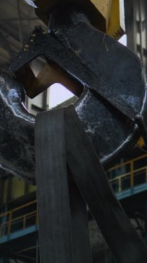 Ürünleri ve ağır yükleri taşımak için profesyonel endüstriyel ekipman. Büyük üretim vinci fabrikada, fabrikada ya da depoda taşınıyor. Dikey çekim