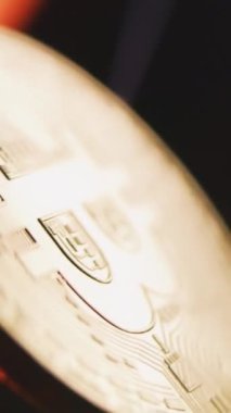 Siyah arka planda dönen altın Bitcoin 'in dikey atışı. Dijital kripto para sanal para. Modern teknolojiyi engelleyin. P2P bitcoin ticareti. BTC logosu. Madencilik ve yatırım. Yavaş