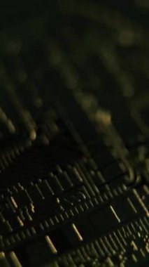 Koyu mavi arka planda dönen dikey altın Bitcoin atışı. Elektronik şifreleme sanal para. Modern teknolojiyi engelleyin. P2P bitcoin ağı. Eşler arası ödeme sistemi var. BTC logosu.