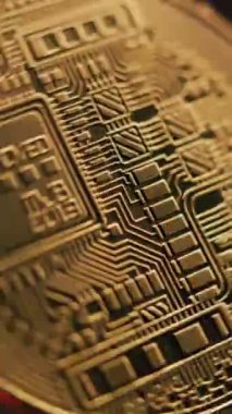 Kırmızı arka planda dönen altın bitcoin 'in dikey çekimi. Dijital kripto para sanal para. Modern teknolojiyi engelleyin. P2P bitcoin ağı. BTC logosu. Madencilik ve yatırım kavramı.
