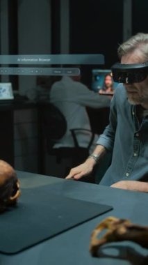 VR kulaklıklı dikey çekim arkeoloğu fosil kafatası kullanarak artırılmış gerçeklikte tarihi araştırmalar yürütüyor. Yapay zeka asistanı ve web tarayıcılı üç boyutlu holografik görüntü grafikleri. VFX