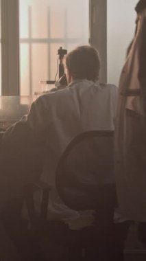 Olgun mikrobiyolog mikroskop kullanarak fosil analizi yapar. Soyu tükenmiş eski insan iskeleti ve masada duran aletlerin kemikleri. Bilim adamları gelişmiş ve donanımlı arkeoloji laboratuvarında çalışıyorlar..