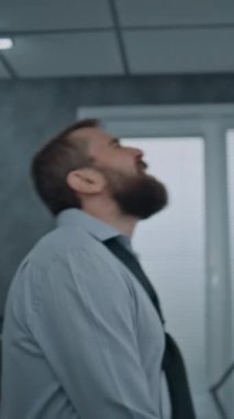 Öfkeli ofis çalışanı sinirlenir, bağırır, ofis odasını dağıttıktan sonra gergin bir şekilde yürür. Başarısız iş anlaşmasından sonra öfke nöbeti geçiren agresif iş adamı. Finansal kriz ya da kovulma. Dikey çekim