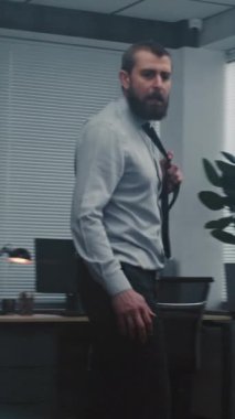 Saldırgan iş adamı öfke nöbetinde kendini kaybediyor. Öfkeli ve kızgın erkek ofis çalışanı eşyaları ve kağıtları raftan atar, bağırır ve ofis odasını dağıtır. Finansal kriz ya da işten çıkarma.