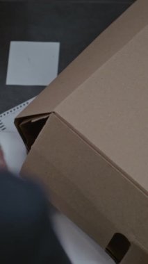 Ofisteki hırsızlık ya da cinayet davalarında tanınmayan bir adli tıp uzmanı ya da dedektif olay yerindeki kanıtları inceler, cinayet silahı bıçağını bulur. Dikey çekim