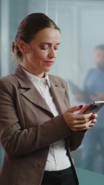 Dik çekim başarılı iş kadını sohbetleri kurye uygulamasında iş ortağıyla ya da cep telefonunda danışmanlık müşterisiyle. Modern ve donanımlı E-ticaret ofisinde çalışan kadın finans uzmanı.