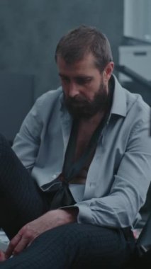 Hüsrana uğramış ofis çalışanı yerde oturur, ofis odasını dağıttıktan sonra derin derin nefes alır. Başarısız iş anlaşmasından sonra öfkeden kudurmuş iş adamı. Finansal çöküş. Dikey çekim