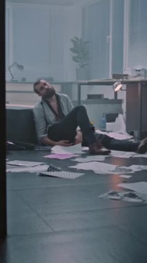 Hüsrana uğramış ofis çalışanı mahvolmuş ofis odasında yerde oturuyor. Başarısız iş anlaşmasıyla ya da kötü haber almasıyla oluşan öfke üstüne depresif iş adamı. Finansal çöküş. İş yerinde yanma.
